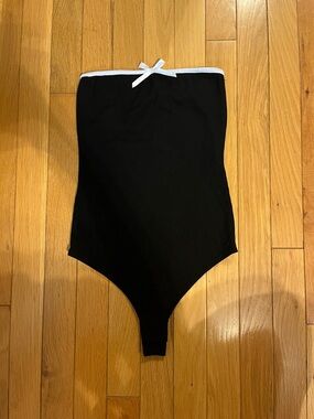 Gaze black and white strapless bodysuit with a bow detail